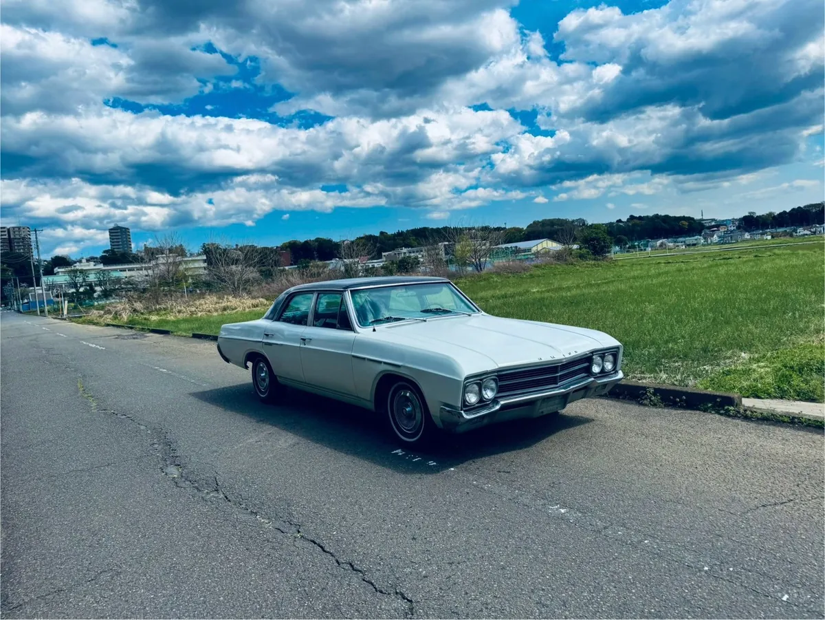 Buick（ホワイト / 4ドア）