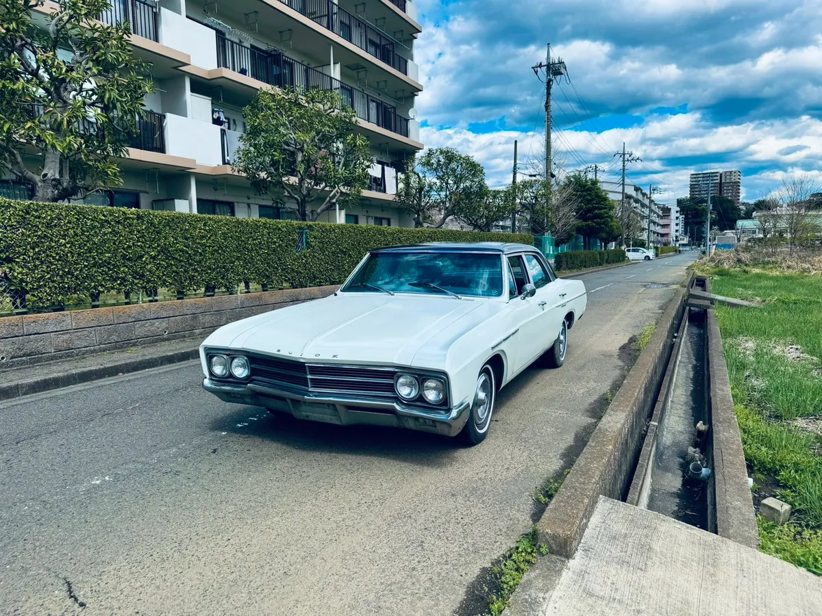 Buick（ホワイト / 4ドア）