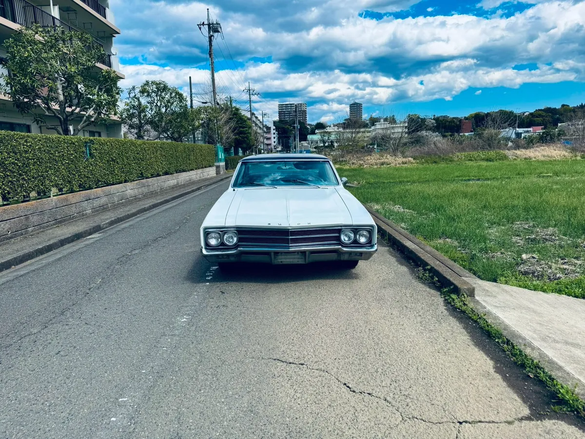Buick（ホワイト / 4ドア）