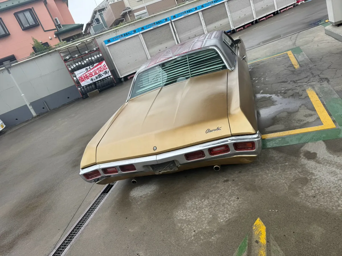 Chevrolet Impala Custom Coupe（ゴールド / 2ドアクーペ）