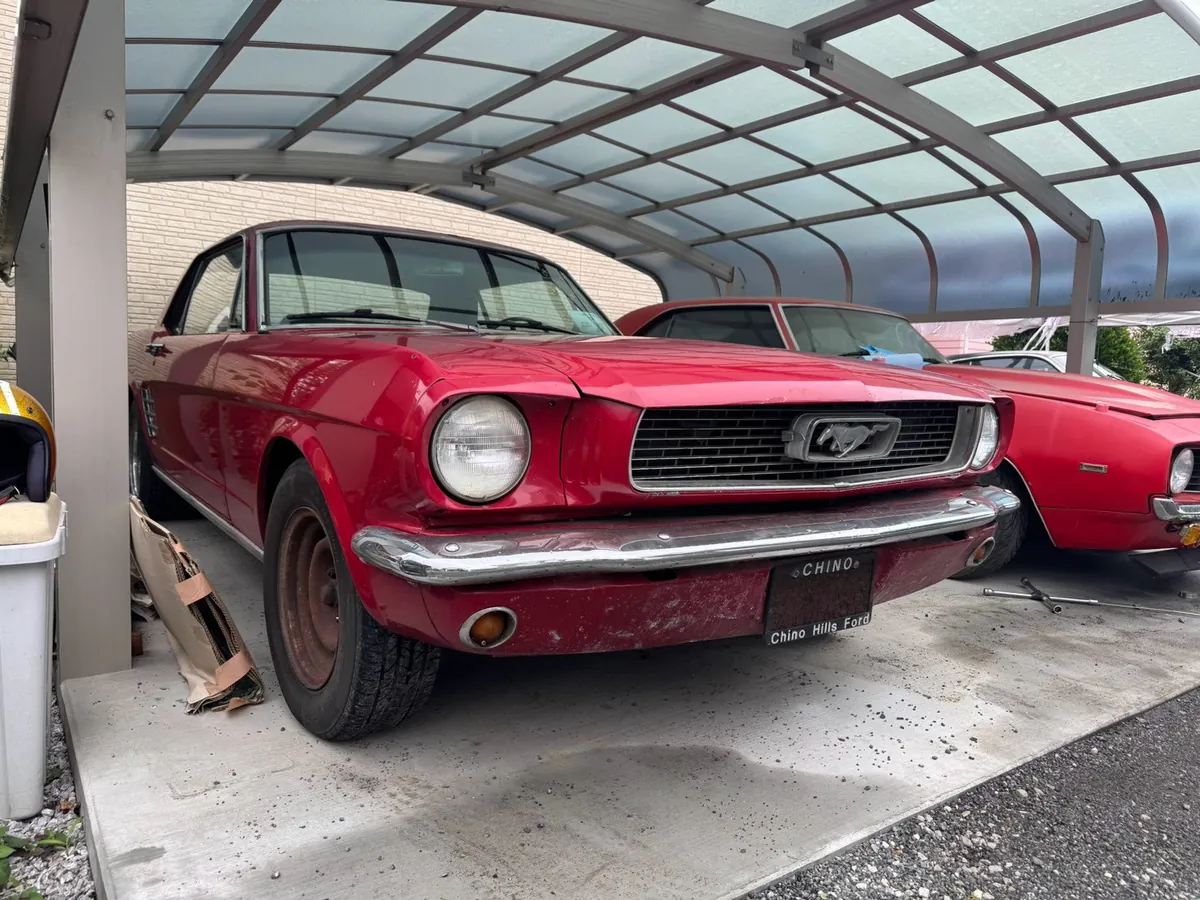 Ford Mustang（レッド / ハードトップ）